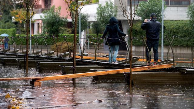 Une rue inondée à Locarno, où des passerelles de fortune ont été installées. [Samuel Golay]