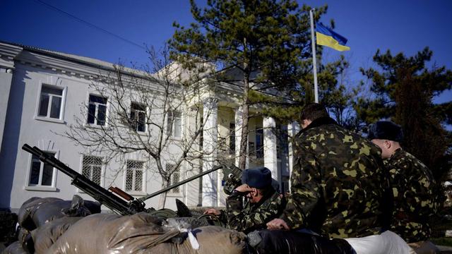 La base militaire ukrainienne de Belbek, en Crimée, est encerclée par les forces russes. [EPA - Jakubi Kaminski]