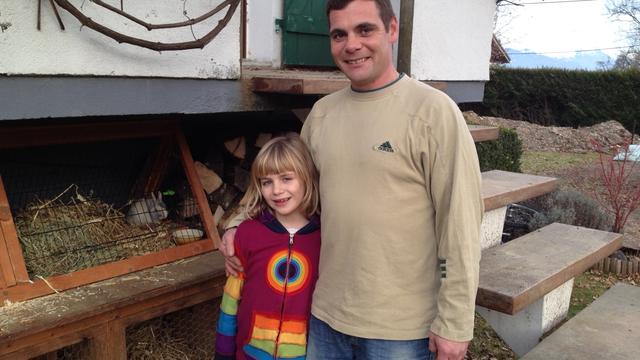 Pyrame Borel et sa fille Timéa dans le jardin de leur maison à Monnetier (Haute-Savoie). [Jordan Davis]