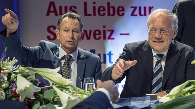 Le PLR (ici le président Philipp Müller et le conseiller fédéral Johann Schneider-Ammann) était réuni samedi en assemblée. Ils ont rejeté l'initiative populaire fédérale pour une caisse maladie unique et celle contre une TVA "discriminatoire" dans la restauration.