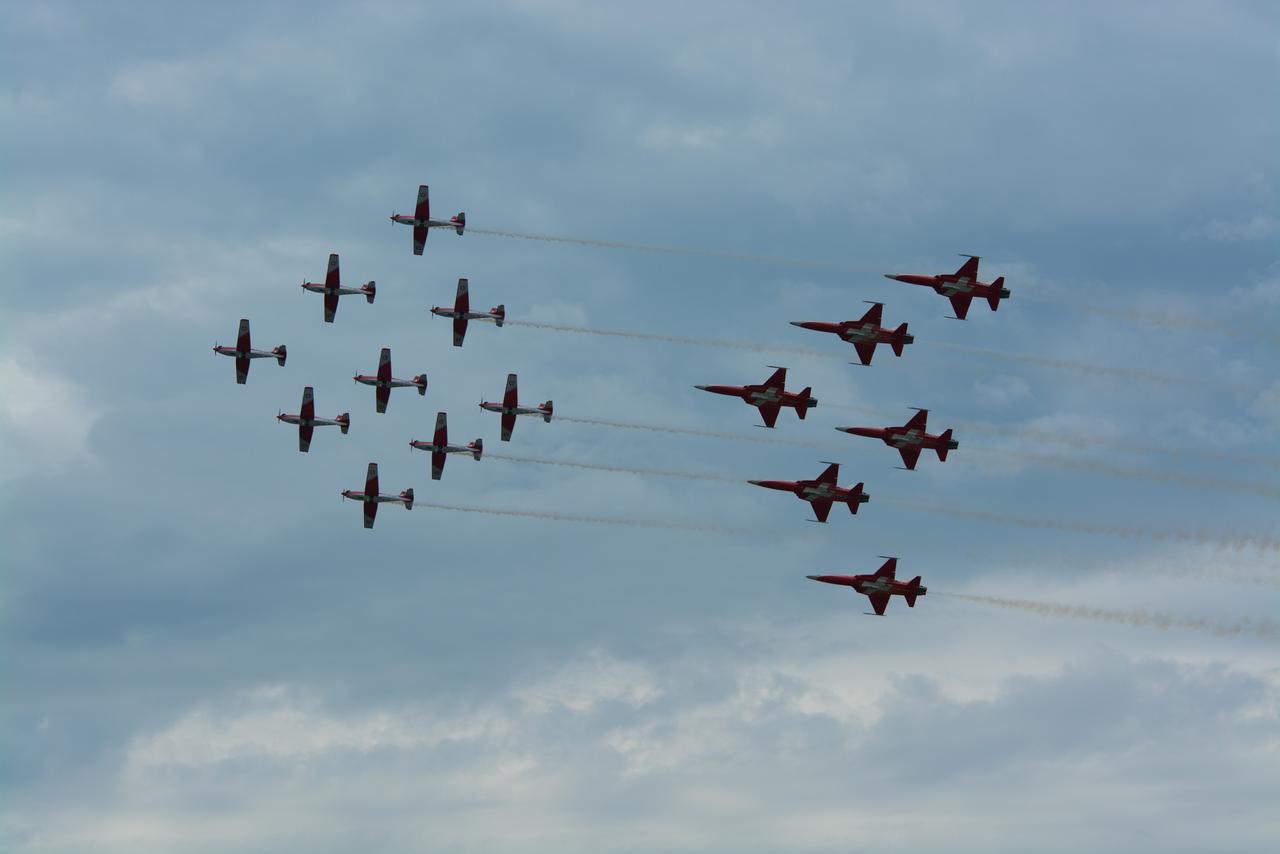 Le PC-7 team et la Patrouille suisse. [RTS - Didier Kessi]