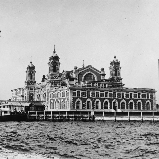 Ellis Island, New York City, entre 1918 et 1920. [The Art Archive / F&A Archive]