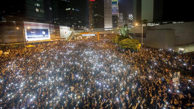 Lundi soir, plusieurs dizaines de milliers de personnes étaient encore rassemblées devant le siègedu gouvernement à Hong Kong [EPA/ALEX HOFFORD]