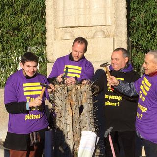 Trois députés et l'ancien ministre Bernard Bornet plantent un clou symbolique dans la Matze, ce 22.12.2014. [Marie Giovanola]