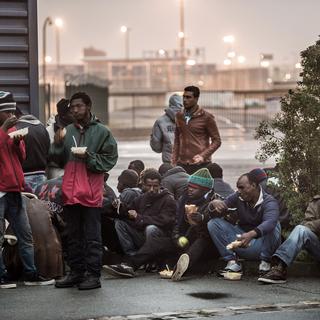 Les migrants qui tentent de passer en Angleterre sont de plus en plus nombreux à Calais. [Philippe Huguen]
