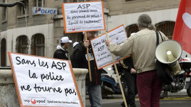 Les agents de la sécurité publique (ASP) ont manifesté jeudi devant les bâtiments de Pierre Maudet, conseiller d'Etat en charge de la sécurité à Genève. [Martial Trezzini]