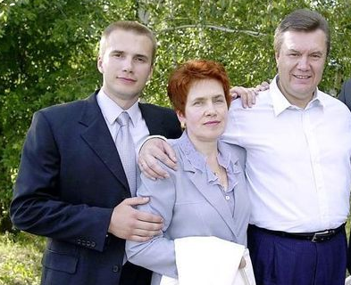 Aleksander Ianoukovich (à gauche), avec sa mère Lioudmila et son père Viktor Ianoukovitch. Le fils du président déchu Alexandre Ianoukovitch, dont la fortune est estimée à plus de 500 millions de dollars, possède à Genève la société de négoce Mako Trading, spécialisée dans la ventre de charbon ukrainien.