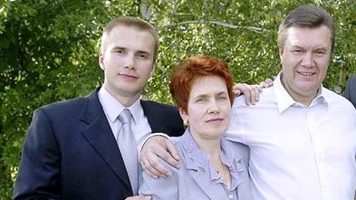 Aleksander Ianoukovich (à gauche), avec sa mère Lioudmila et son père Viktor Ianoukovitch. Le fils du président déchu Alexandre Ianoukovitch, dont la fortune est estimée à plus de 500 millions de dollars, possède à Genève la société de négoce Mako Trading, spécialisée dans la ventre de charbon ukrainien.