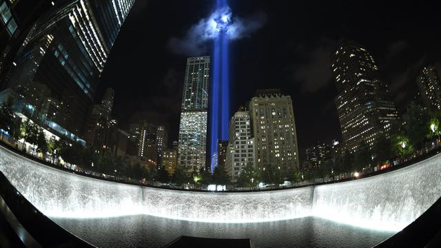 Un show lumineux au-dessus du 9-11 Memorial à l'occasion des commémorations. [Timothy A. Clary]