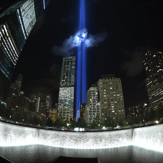 Un show lumineux au-dessus du 9-11 Memorial à l'occasion des commémorations. [Timothy A. Clary]