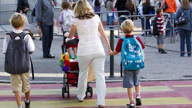 Des élèves avec leurs parents lors de la rentée scolaire à Genève, le 29 août 2011. [Salvatore Di Nolfi]