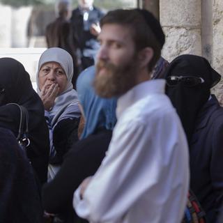 Femmes palestiennes et juif ultra-orthodoxe attendant à un check-point devant l'Esplanade des Mosquées. [Jim Hollander]