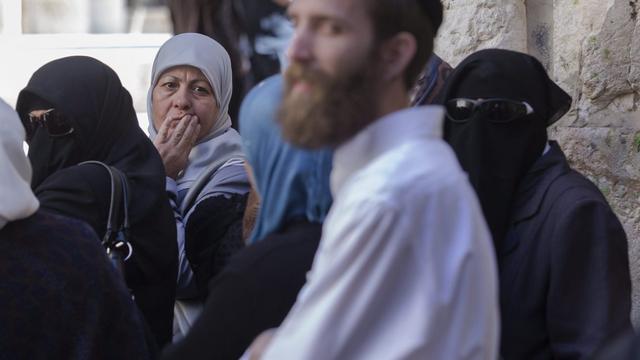 Femmes palestiennes et juif ultra-orthodoxe attendant à un check-point devant l'Esplanade des Mosquées. [Jim Hollander]