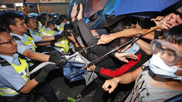 Les affrontements ont éclaté à 20H locales (12H00 GMT), lorsque des manifestants ont tenté de forcer le cordon de police autour du site du campement démantelé. [Kin Cheung]