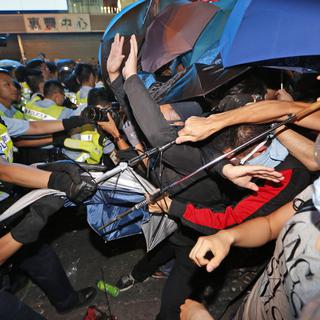Les affrontements ont éclaté à 20H locales (12H00 GMT), lorsque des manifestants ont tenté de forcer le cordon de police autour du site du campement démantelé. [Kin Cheung]