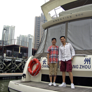 Ken Wong and Zeng Guoming devant le yacht de Zeng à Canton.
