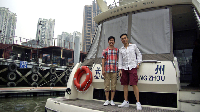 Ken Wong and Zeng Guoming devant le yacht de Zeng à Canton.