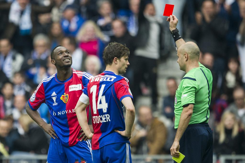 Victime d'une faute de Teixeira dans la surface, Sio a vu... rouge pour simulation! [KEYSTONE - Ennio Leanza]