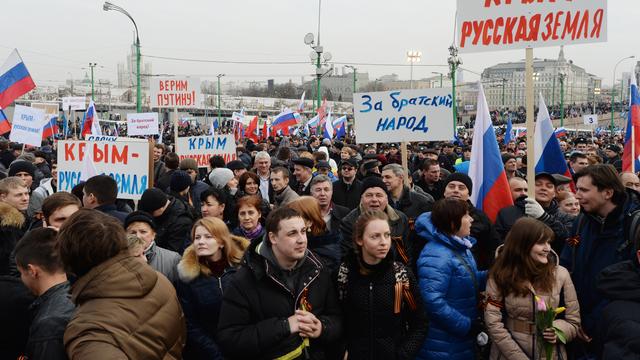 "La Crimée est une terre russe", peut-on lire sur des pancartes arborées à Moscou. [Mikhail Voskresenskiy]