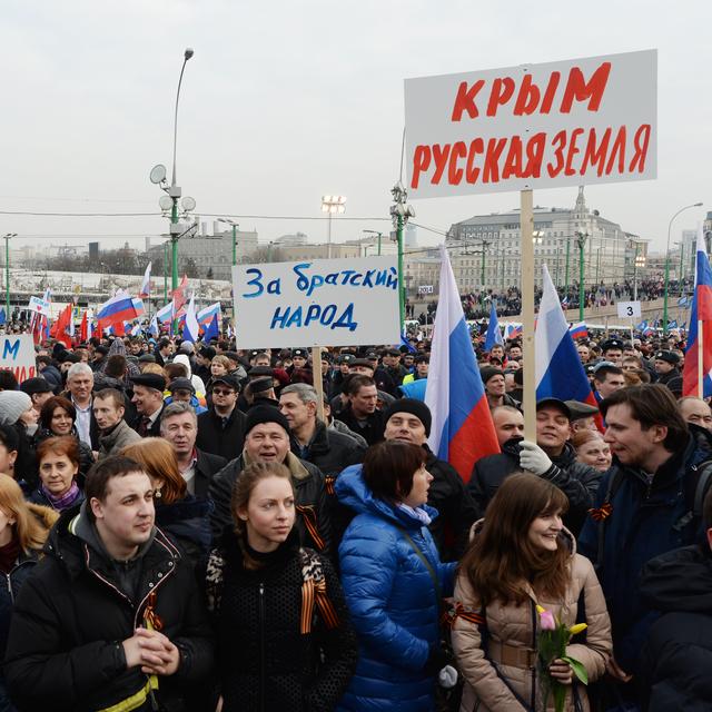 "La Crimée est une terre russe", peut-on lire sur des pancartes arborées à Moscou. [Mikhail Voskresenskiy]