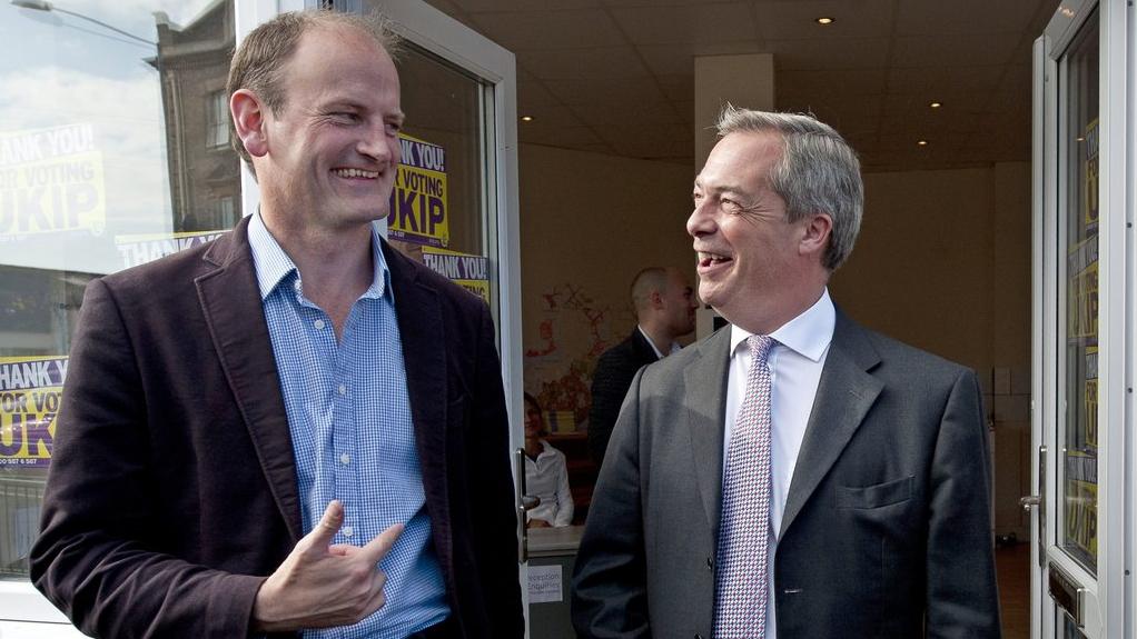Douglas Carswell (à gauche) du parti europhobe Ukip fait son entrée au Parlement britannique. [EPA/Will Oliver]