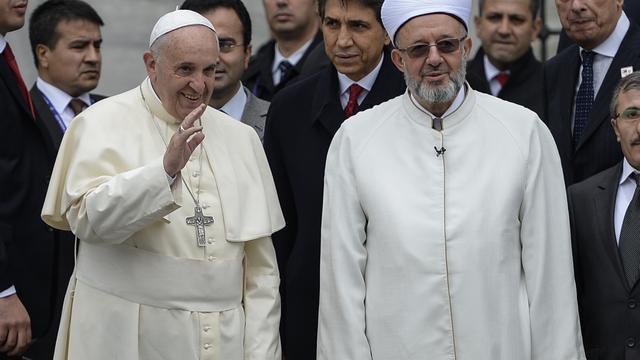 Le pape Francçois et le mufti Rahmi Yaran (à droite). [AFP - Bulent Kilic]