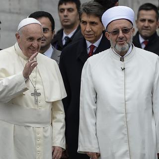 Le pape Francçois et le mufti Rahmi Yaran (à droite). [AFP - Bulent Kilic]