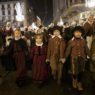 Des jeunes membres de la Compagnie 1602 qui ont défilé dimanche dans les rues de Genève pour l'Escalade. [EPA/SALVATORE DI NOLFI]
