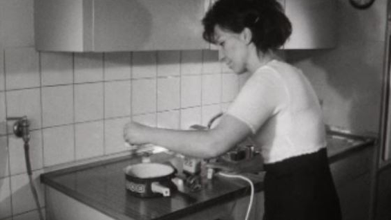Une ménagère à l'oeuvre, en 1968. [RTS]