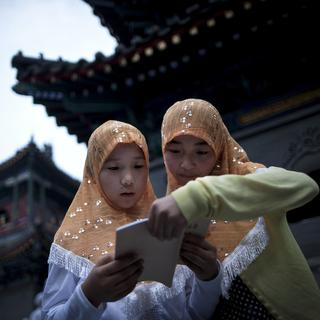 Deux jeunes filles chinoises de la minorité musulmane Hui. [AP Photo/Keystone - Andy Wong]