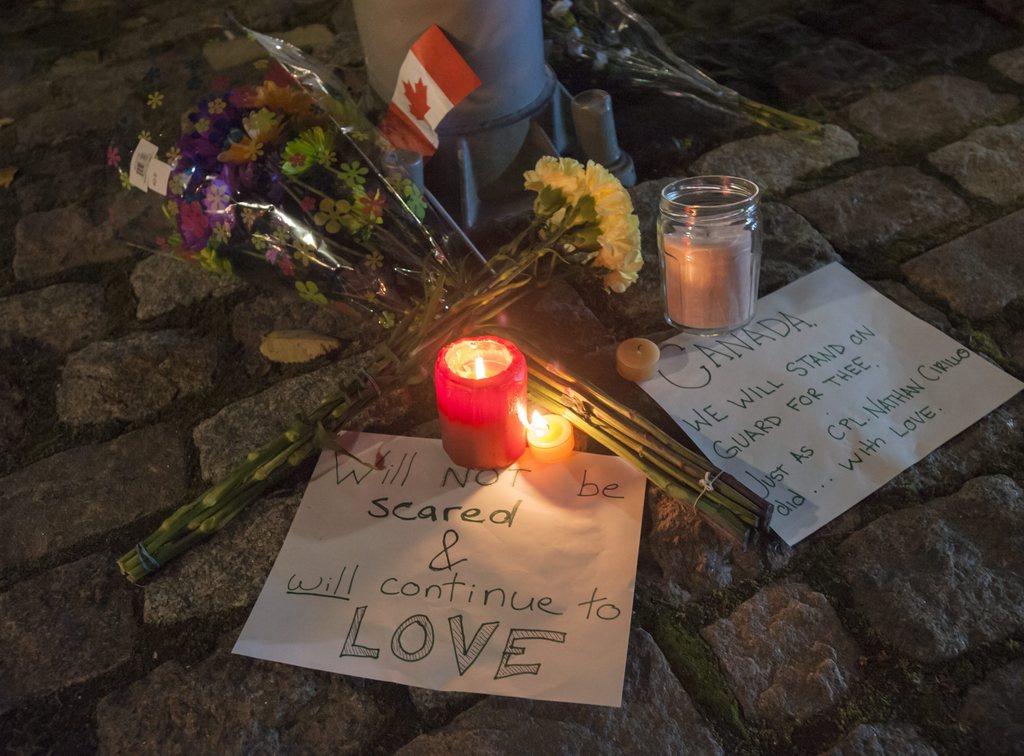 Certains habitants de la ville ont déposé quelques fleurs à la mémoire du soldat abattu près du monument au mort. [KEYSTONE - EPA/WARREN TODA]