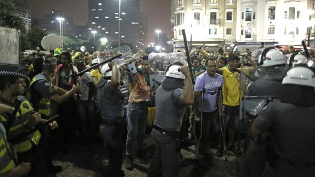 La police a dispersé mardi un rassemblement aux abords de la fan-zone à Sao Paulo.-FIFA Mondial Coupe du Monde Brésil [EPA/Tolga Bozoglu]