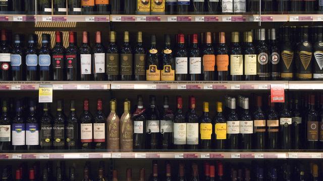Le gouvernement vaudois veut exempter le vin de l'interdiction de vente le soir. [Martin Ruetschi]