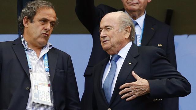 Platini (à gauche) a décidé de ne pas se lancer dans la course face à Sepp Blatter. [Darren Staples]
