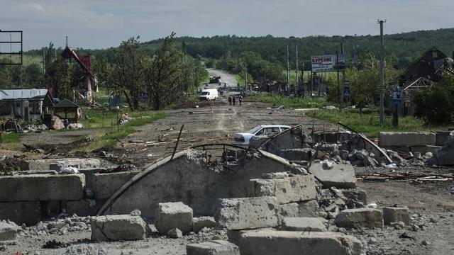 Une route détruite par un bombardement dans la province de Donetsk. [AP/Keystone - Evgeniy Maloletka]