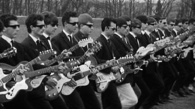 Une cohorte de guitaristes mise en scène pour La Rose d'Or en 1964. [RTS]