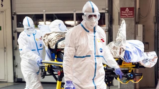 Le médecin cubain a été transporté avec précautions de l'aéroport de Genève jusqu'à l'Hôpital universitaire. [AP Photo/Julien Gregorio]