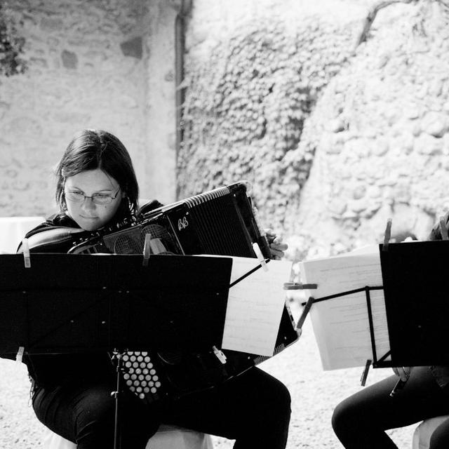 Duo Madio avec Sylvie Amadio, accordéoniste et Marie Heck, violoniste. [duomadio.sitew.com]