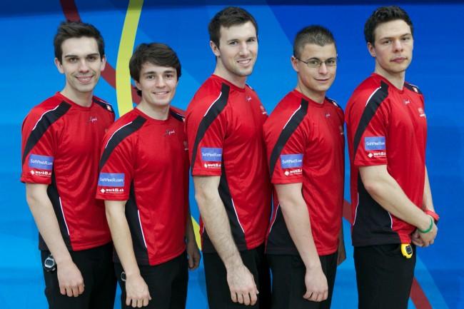 Les Genevois, avec Peter de Cruz (Skip, no3), Benoît Schwarz (4), Dominik Märki (2), Valentin Tanner (1) et Claudio Paetz (remplaçant). (wmcc2014.com)