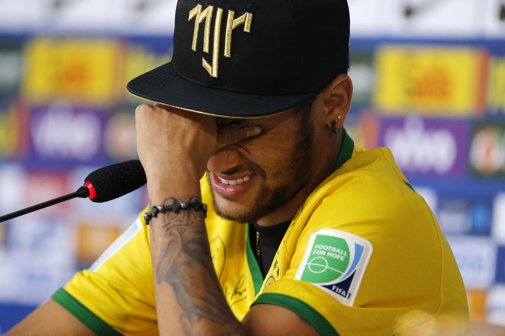 Blessé, Neymar craque devant la presse. [REUTERS - Marcelo Regua]