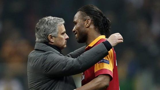 Drogba et Mourinho entretiennent une belle relation amicale. [Tolga Bozoglu]