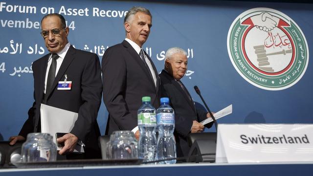 Les ministres égyptien (à gauche) et tunisien président avec Didier Burkhalter la conférence sur le recouvrement. [EPA/Salvatore Di Nolfi]