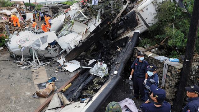 Les secouristes, près de l'épave du TransAsia Airways, qui s'est écrasé près de l'aéroport de Magong, le 24 juillet 2014. [Sam Yeh]