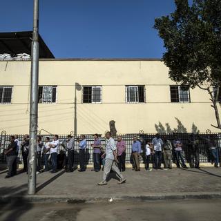 Les premiers électeurs font la queue devant un bureau de vote à Héliopolis, dans la banlieue nord du Caire. [AFP PHOTO/KHALED DESOUKI]