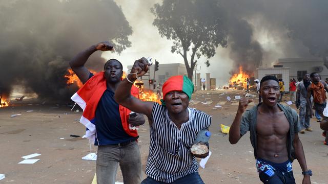 Des manifestants ont incendié l'Assemblée nationale burkinabè ce jeudi à Ouagadougou. [Issouf Sanogo]