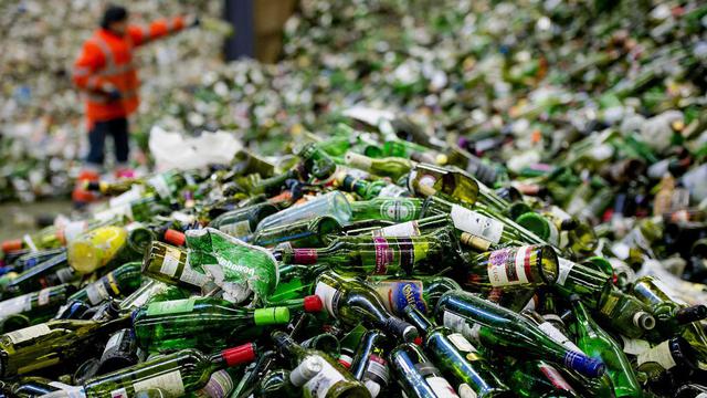 Recyclage verre décharge bouteilles [EPA/Robin van Lonkhuijsen]