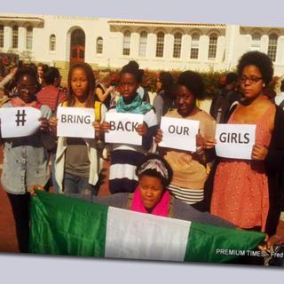 Les réseaux sociaux et le hashtag #Bringbackourgirls n'ont pas sauvé ces jeunes filles, mais ils permettent de ne pas les oublier. [Times Nigeria]