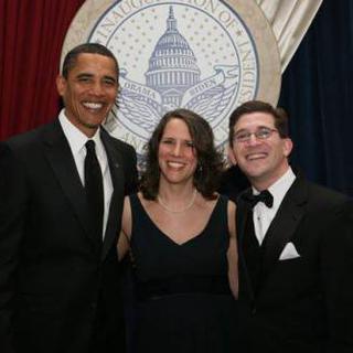 Suzi LeVine et son mari posent avec Barack Obama en février 2009. [http://suzilevine.wordpress.com]