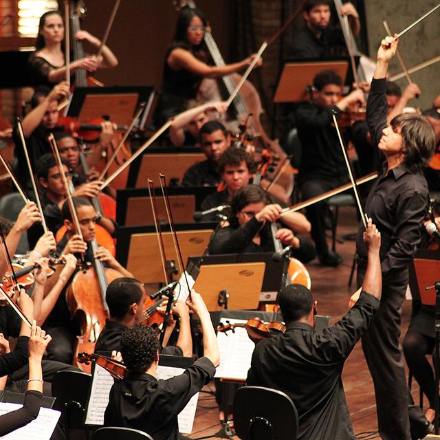 L’Orchestre des Jeunes de Bahia ("YOBA"en anglais) sous la direction de son chef Ricardo Costa. [neojiba.og - Tatiana Golsman]