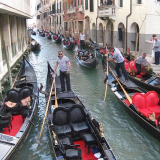 Les gondoles à Venise. [Monica Schütz]
